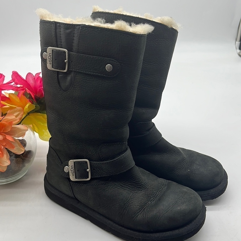 UGG Kensington black Leather shearling boots size 6 style 5678. WRB1551L